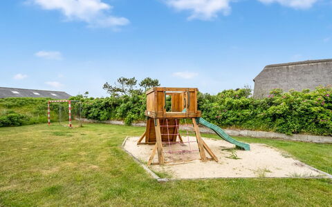 Algut - 200M from the Sea: Gras, Speeltoestel, Tuin, Gazon, Landscaping, Park, Dia Van De Speelplaats, Speelplaats, Kunstgras, Werf