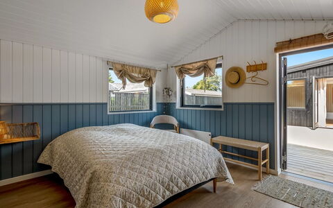 Varnava - 300M from the Sea: Hout, Slaapkamer, Plafond, Interieur Ontwerp, Verdieping, Flooring, Bed, Laken, Bedding, Kamer