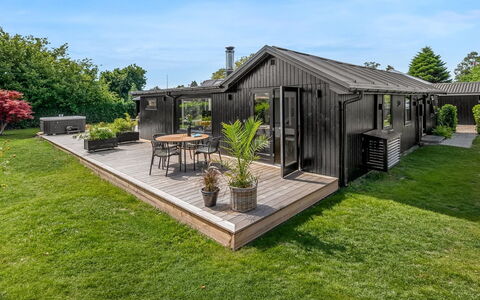Varnava - 300M from the Sea: Huis, Dak, Verblijf, Siding, Landgoed, Tuin, Garden Gebouwen, Dek, Schaduw, Werf