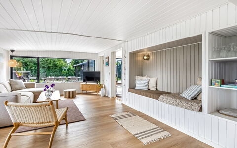 Varnava - 300M from the Sea: Interieur Ontwerp, Meubilair, Flooring, Verdieping, Hout, Plafond, Houten Vloer, Bankstel, Kamer, Woonkamer