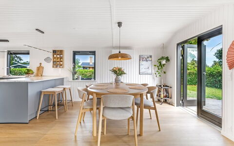 Varnava - 300M from the Sea: Meubilair, Hout, Flooring, Keuken En Eettafel, Eetkamer, Tafel, Interieur Ontwerp, Houten Vloer, Verdieping, Stoel