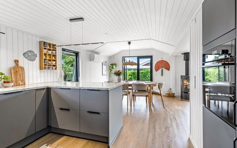 Varnava - 300M from the Sea: Flooring, Hout, Keuken, Meubilair, Countertop, Interieur Ontwerp, Verdieping, Plafond, Toestel Van De Keuken, Houten Vloer