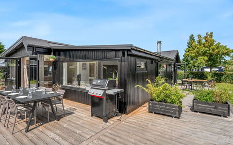 Varnava - 300M from the Sea: Dak, Huis, Verblijf, Dek, Schaduw, Siding, Hardwood, Werf, Outdoor Structuur, Veranda