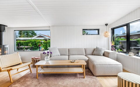 Varnava - 300M from the Sea: Meubilair, Interieur Ontwerp, Flooring, Bankstel, Hout, Verdieping, Woonkamer, Houten Vloer, Plafond