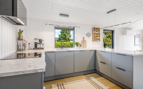 Varnava - 300M from the Sea: Toestel Van De Keuken, Keuken, Countertop, Flooring, Cabinetry, Interieur Ontwerp, Major Appliance, Meubilair, Verdieping, Plafond