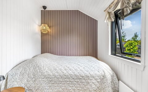 Varnava - 300M from the Sea: Hout, Slaapkamer, Interieur Ontwerp, Bed, Verdieping, Flooring, Plafond, Bedding, Linens, Huis
