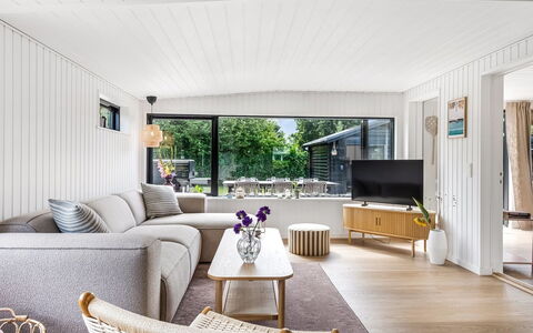 Varnava - 300M from the Sea: Hout, Interieur Ontwerp, Bankstel, Flooring, Woonkamer, Meubilair, Verdieping, Huis, Plafond