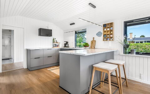 Varnava - 300M from the Sea: Flooring, Hout, Interieur Ontwerp, Countertop, Meubilair, Keuken, Verdieping, Toestel Van De Keuken, Plafond, Houten Vloer