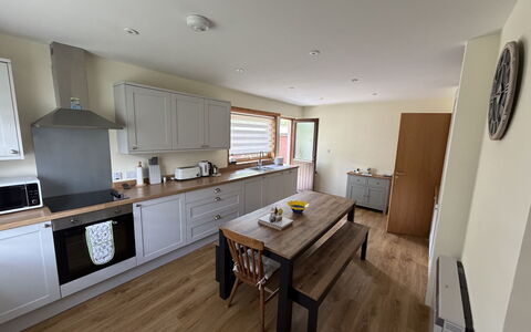 Glencarr: Meubilair, Flooring, Interieur Ontwerp, Hout, Verdieping, Countertop, Cabinetry, Toestel Van De Keuken, Keuken, Major Appliance