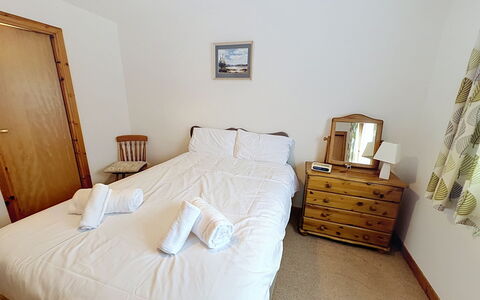 Glencarr: Bed, Slaapkamer, Hout, Verdieping, Laken, Meubilair, Bedding, Flooring, Interieur Ontwerp, Bed Frame