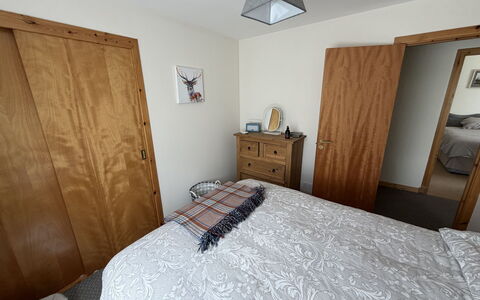 Glencarr: Meubilair, Bed, Slaapkamer, Hout, Flooring, Interieur Ontwerp, Verdieping, Laken, Bedding, Kamer