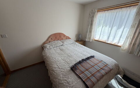 Glencarr: Bed, Slaapkamer, Meubilair, Laken, Hout, Verdieping, Interieur Ontwerp, Bedding, Flooring, Linens