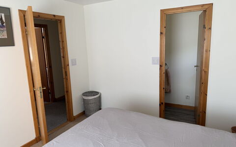 Glencarr: Muur, Slaapkamer, Bed, Hout, Flooring, Verdieping, Interieur Ontwerp, Meubilair, Laken, Bedding