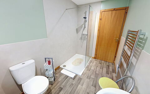 Glencarr: Flooring, Verdieping, Loodgieterswerkinrichting, Badkamer, Wc Bril, Interieur Ontwerp, Toilet, Loodgieter, Tegel, Kraan