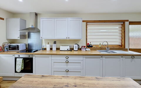 Glencarr: Keuken, Meubilair, Countertop, Toestel Van De Keuken, Cabinetry, Interieur Ontwerp, Hout, Flooring, Huishoudapparatuur, Major Appliance