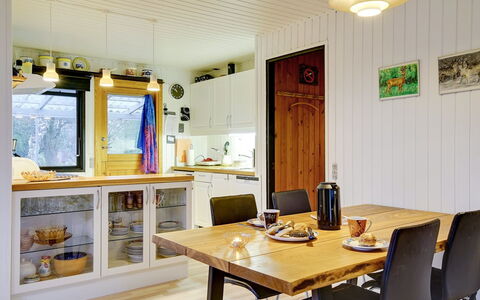 Aasta - 500M from the Sea: Meubilair, Interieur Ontwerp, Flooring, Hout, Plafond, Lichte Inrichting, Keuken, Verdieping, Kamer, Countertop