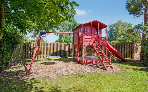 Aasta - 500M from the Sea: Dia Van De Speelplaats, Openbare Ruimte, Tuin, Speeltoestel, Chute, Gazon, Speelplaats, Backyard, Werf, Landscaping