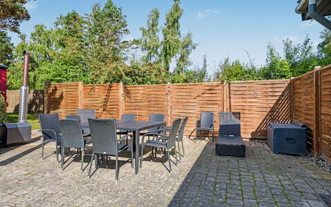 Aasta - 500M from the Sea: Hout, Meubilair, Buitenmeubels, Schaduw, Stoel, Tuin, Buitentafel, Backyard, Hardwood, Patio