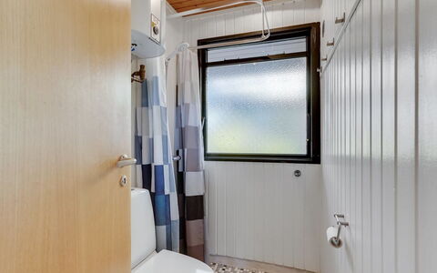 Aasta - 500M from the Sea: Loodgieterswerkinrichting, Badkamer, Flooring, Interieur Ontwerp, Verdieping, Toilet, Loodgieter, Wc Bril, Kraan, Kamer