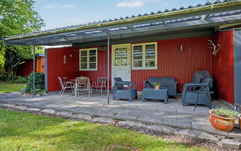 Aasta - 500M from the Sea: Verblijf, Deur, Schaduw, Tuin, Werf, Backyard, Gazon, Garden Gebouwen, Stoel, Siding