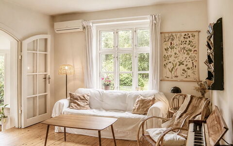Bine - 200M from the Sea: Meubilair, Interieur Ontwerp, Flooring, Muur, Verdieping, Hout, Bankstel, Woonkamer, Huis, Textiel