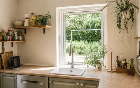 Bine - 200M from the Sea: Interieur Ontwerp, Countertop, Bloempot, Keuken, Verlichting, Kamerplant, Meubilair, Huis, Toestel Van De Keuken, Cabinetry