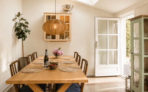 Bine - 200M from the Sea: Meubilair, Interieur Ontwerp, Flooring, Tafel, Hout, Stoel, Verdieping, Keuken En Eettafel, Eetkamer, Lichte Inrichting
