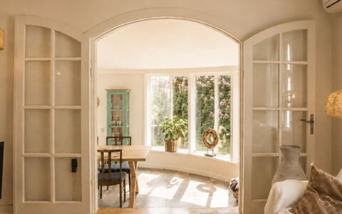 Bine - 200M from the Sea: Meubilair, Interieur Ontwerp, Flooring, Muur, Verdieping, Hout, Plafond, Verlichting, Houten Vloer, Huis