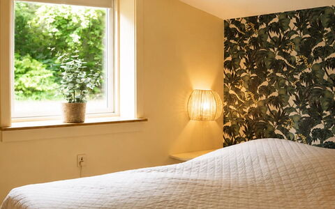 Bine - 200M from the Sea: Hout, Interieur Ontwerp, Slaapkamer, Bruin, Verdieping, Flooring, Meubilair, Laken, Kamer, Bedding