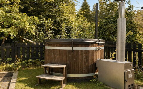 Bine - 200M from the Sea: Hout, Tuin, Hardwood, Beits, Backyard, Loodgieterswerkinrichting, Outdoor Structuur, Werf, Blokhut, Garden Gebouwen