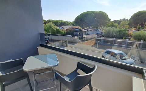 Duplex: Blauw, Balkon, Leuning, Appartement, Hek, Zee, Toevlucht, Condominium, Zwembad, Hotel