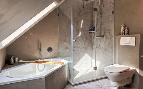 The Oak Suite: Loodgieterswerkinrichting, Flooring, Bad, Badkamer, Verdieping, Interieur Ontwerp, Loodgieter, Kraan, Wastafel, Kamer