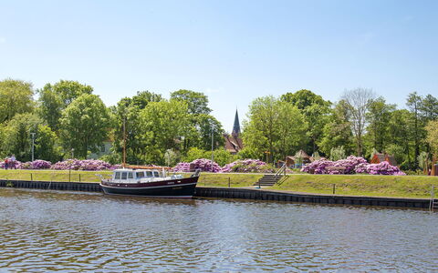 The Oak Suite: Boot, Water, Zwemwater, Watercraft, Waterweg, Bank, Kanaal, Boten En Varen - Materialen En Benodigdheden, Waterloop