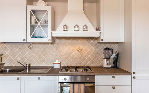 Vacanze Levante: Keuken, Hout, Interieur Ontwerp, Cabinetry, Flooring, Countertop, Fornuis, Toestel Van De Keuken, Lichte Inrichting, Plafond