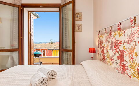 Vacanze Levante: Muur, Hout, Slaapkamer, Interieur Ontwerp, Huis, Bed, Laken, Bedding, Linens, Verdieping