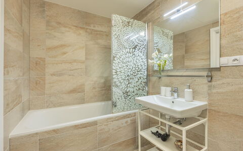 Smichov Kosire Jinonice 1: Flooring, Verdieping, Badkamer, Interieur Ontwerp, Loodgieterswerkinrichting, Tegel, Loodgieter, Bad, Kraan