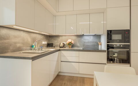 Smichov Kosire Jinonice 1: Keuken, Countertop, Toestel Van De Keuken, Cabinetry, Interieur Ontwerp, Hout, Flooring, Major Appliance, Meubilair, Plafond