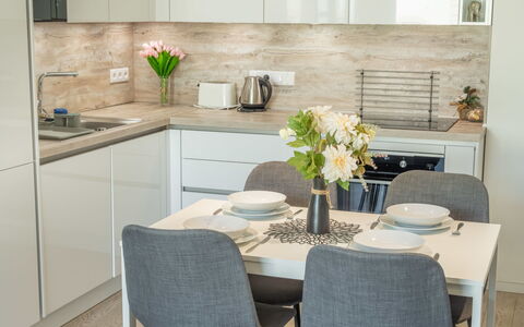 Smichov Kosire Jinonice 1: Meubilair, Interieur Ontwerp, Countertop, Flooring, Keuken, Hout, Cabinetry, Toestel Van De Keuken, Huis, Tafel