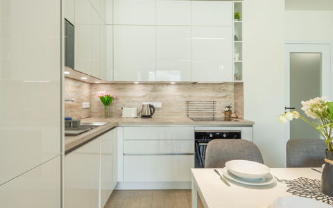 Smichov Kosire Jinonice 1: Countertop, Keuken, Toestel Van De Keuken, Meubilair, Cabinetry, Interieur Ontwerp, Flooring, Hout, Huis, Major Appliance