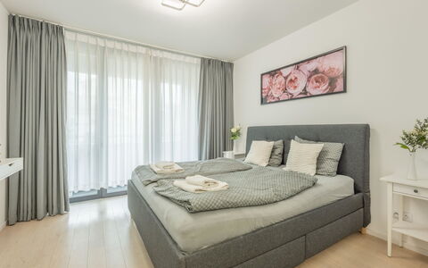 Smichov Kosire Jinonice 1: Interieur Ontwerp, Flooring, Hout, Bed, Verdieping, Meubilair, Slaapkamer, Textiel, Plafond, Kamer