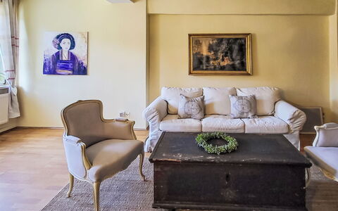 Marktblick: Meubilair, Interieur Ontwerp, Bankstel, Muur, Flooring, Verdieping, Hout, Woonkamer, Kamer, Fotolijst