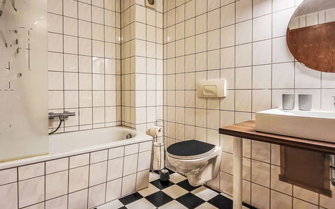 Marktblick: Muur, Badkamer, Loodgieterswerkinrichting, Flooring, Verdieping, Interieur Ontwerp, Loodgieter, Toilet, Wc Bril, Kraan