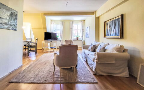 Marktblick: Interieur Ontwerp, Flooring, Meubilair, Verdieping, Bankstel, Plafond, Houten Vloer, Hout, Kamer, Woonkamer