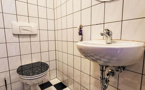 Marktblick: Muur, Loodgieterswerkinrichting, Badkamer, Loodgieter, Flooring, Verdieping, Wastafel In De Badkamer, Wc Bril, Toilet, Tegel