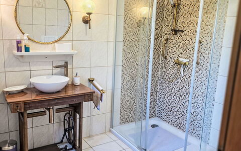 Janike: Badkamer, Loodgieterswerkinrichting, Flooring, Interieur Ontwerp, Verdieping, Wastafel In De Badkamer, Kraan, Loodgieter, Verlichting, Wastafel