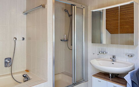 Annette: Badkamer, Loodgieterswerkinrichting, Flooring, Interieur Ontwerp, Muur, Verdieping, Wastafel In De Badkamer, Hout, Wastafel, Kraan