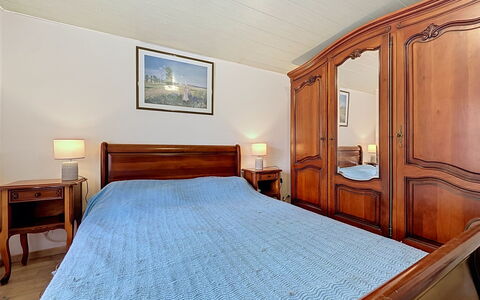 La Toulière: Bed, Meubilair, Slaapkamer, Hout, Interieur Ontwerp, Verdieping, Laken, Flooring, Bedding, Kamer