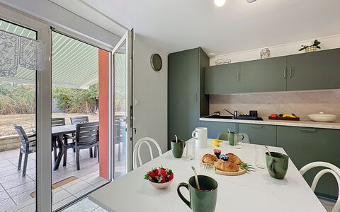 La Toulière: Interieur Ontwerp, Flooring, Keuken, Meubilair, Countertop, Plafond, Verdieping, Keuken En Eettafel, Stoel, Huis