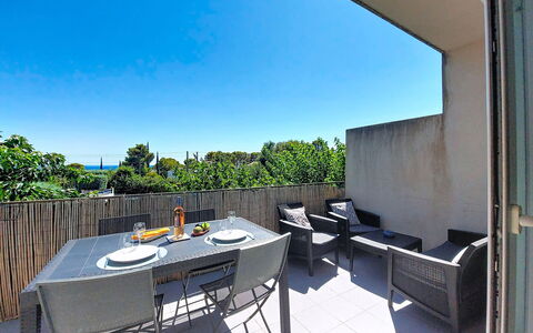 Les Terrasses des Hautsdefonsainte: Schaduw, Balkon, Buitenmeubels, Hek, Gang