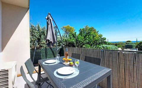 Les Terrasses des Hautsdefonsainte: Meubilair, Buitenmeubels, Stoel, Schaduw, Buitentafel, Balkon, Dek, Hek, Keuken En Eettafel, Hardwood